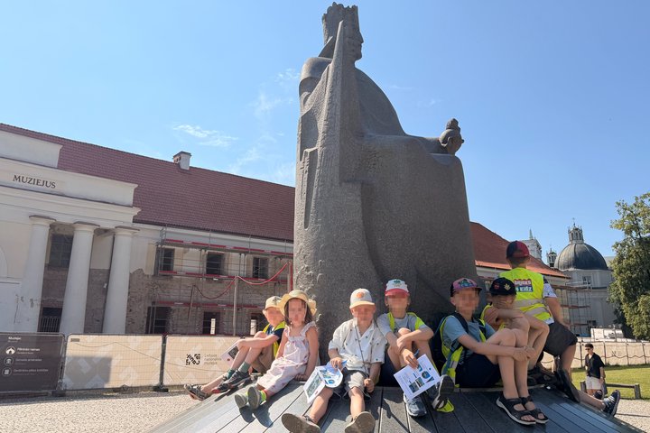 „Bricks4Kidz“ vasaros stovyklos vaikai edukacijos „Žemutinės pilies paslaptys“ metu tyrinėja Vilniaus senamiestį, klausosi pasakojimų apie Lietuvos didžiuosius kunigaikščius ir ieško buvusios Žemutinės pilies istorinių ženklų.