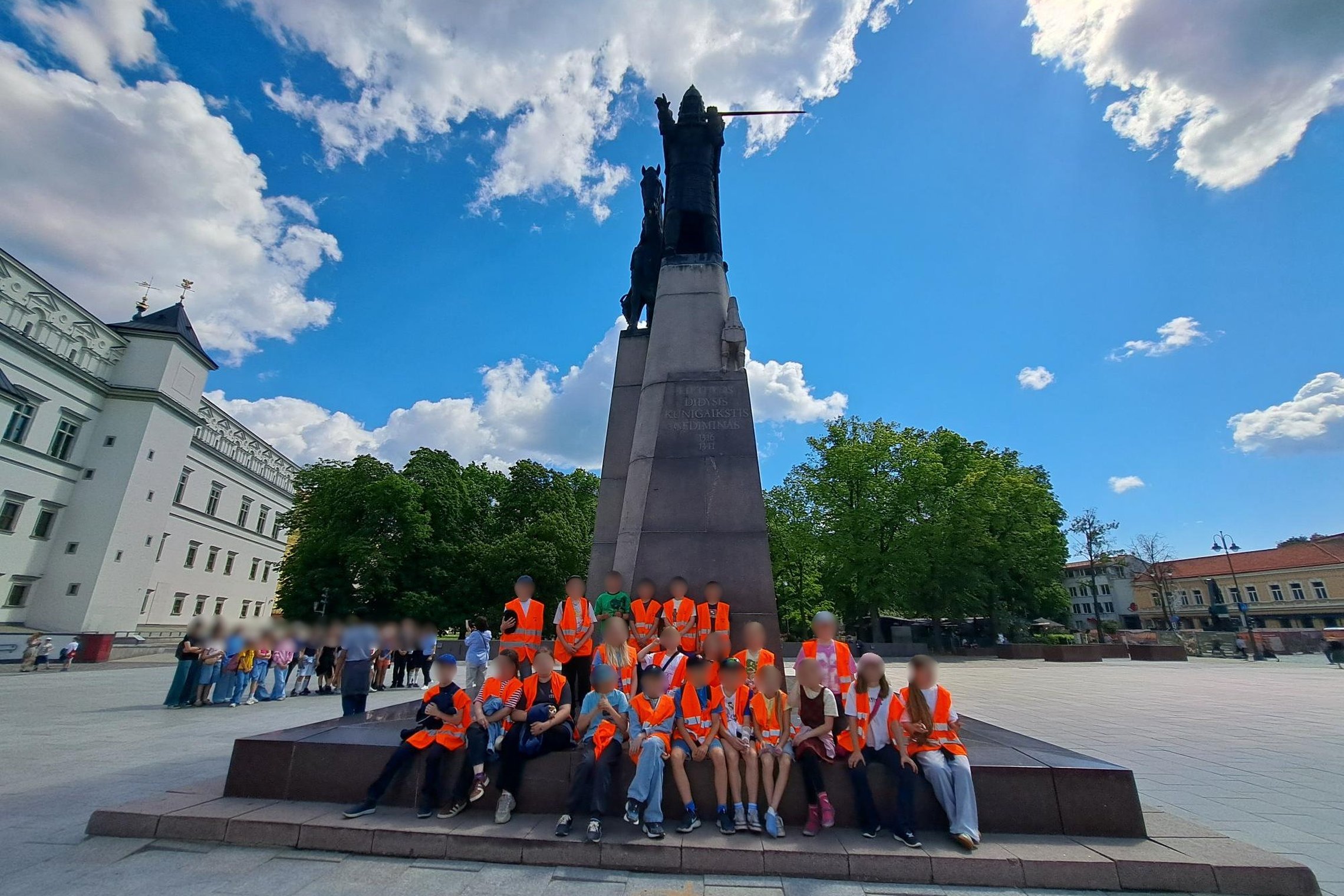Nuotraukoje mokiniai dalyvauja edukacijoje „Gediminas ir Vilniaus trys pilys“