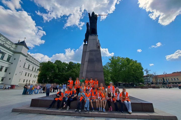 Nuotraukoje mokiniai dalyvauja edukacijoje „Gediminas ir Vilniaus trys pilys“