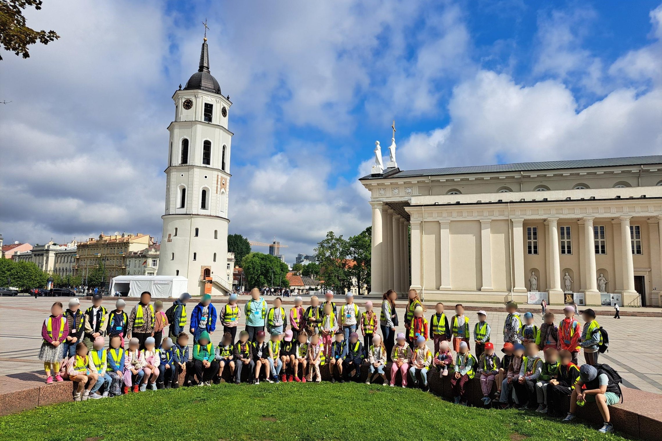 Nuotraukoje minia vaikų dalyvauja edukacijoje "Gediminas ir Vilniaus trys pilys"