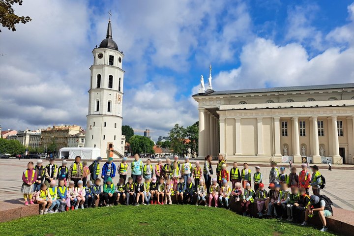 Nuotraukoje minia vaikų dalyvauja edukacijoje "Gediminas ir Vilniaus trys pilys"