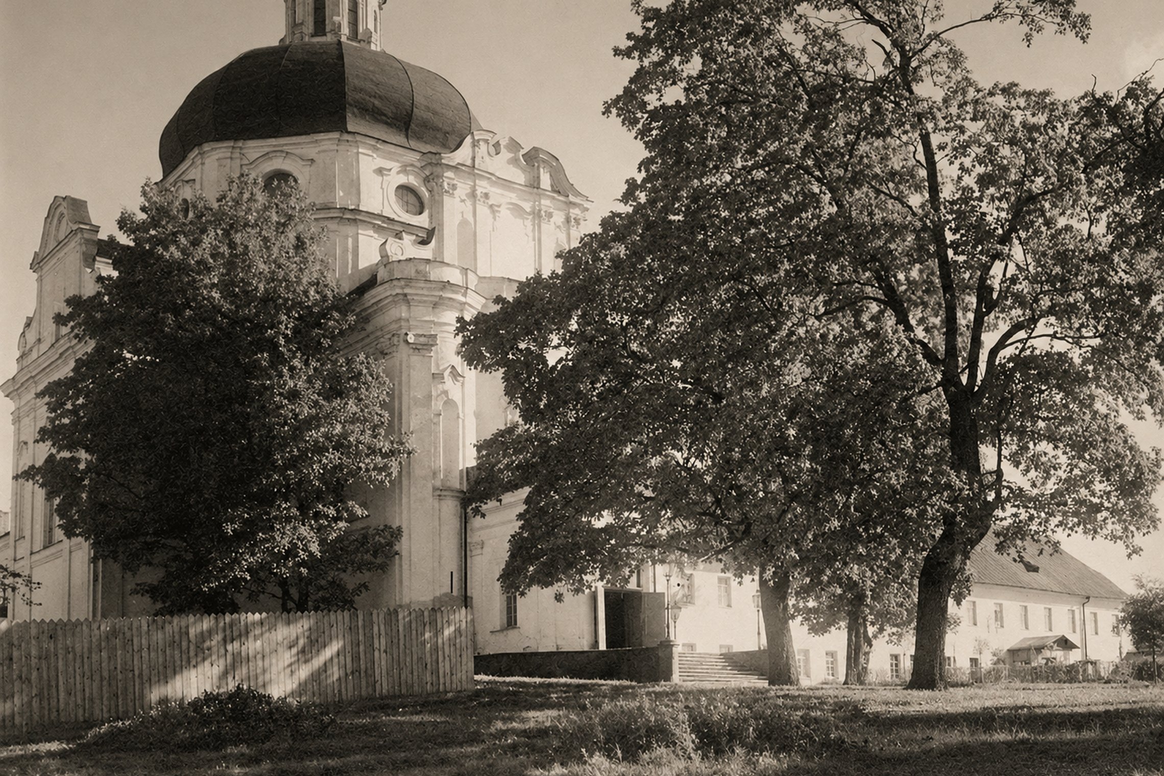 Švč. Jėzaus Širdies, arba Vizičių, bažnyčia su vienuolyno vartais ir aukšta mūro siena; pro vartus eina žmogus.