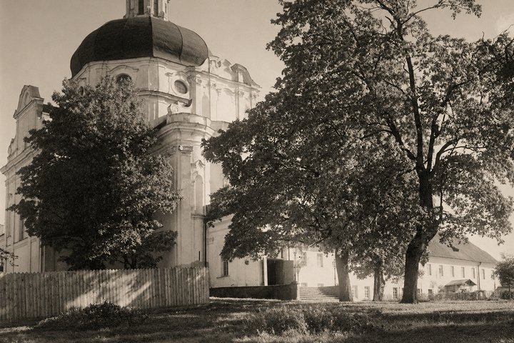 Švč. Jėzaus Širdies, arba Vizičių, bažnyčia su vienuolyno vartais ir aukšta mūro siena; pro vartus eina žmogus.