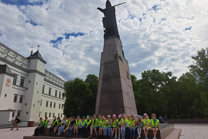 Nuotraukoje mokiniai dalyvauja edukacijoje „Gediminas ir Vilniaus trys pilys“