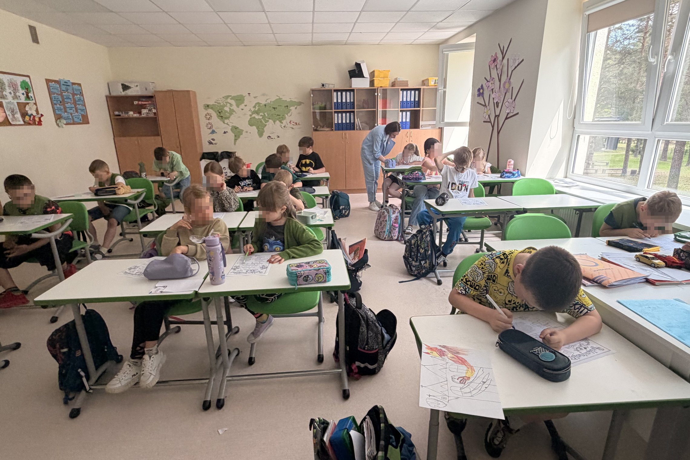 Juodšilių „Šilo“ gimnazijos pradinių klasių mokiniai edukacijos metu klausosi pasakojimo apie Lietuvos didžiuosius kunigaikščius ir aktyviai dalyvauja diskusijose.