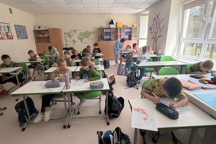 Juodšilių „Šilo“ gimnazijos pradinių klasių mokiniai edukacijos metu klausosi pasakojimo apie Lietuvos didžiuosius kunigaikščius ir aktyviai dalyvauja diskusijose.