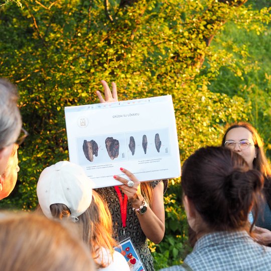 Nuotraukoje žmonės dalyvauja ekskursijoje „Pamatyti nematomą: Kreivosios pilies archeologija“.