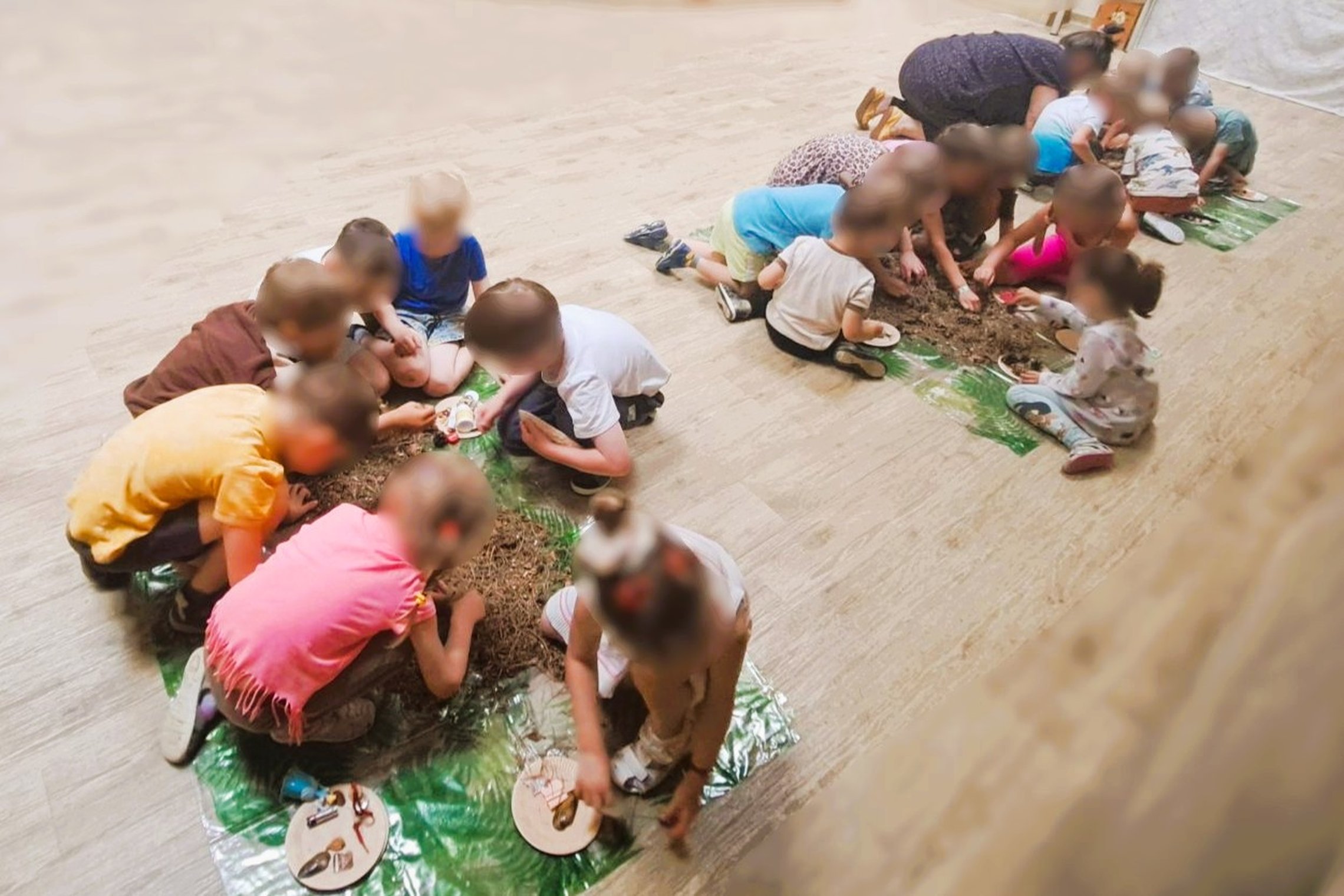 Nuotraukoje vaikai dalyvauja edukacijoje „Kasinėjant istoriją – skaitant žemės knygas“.
