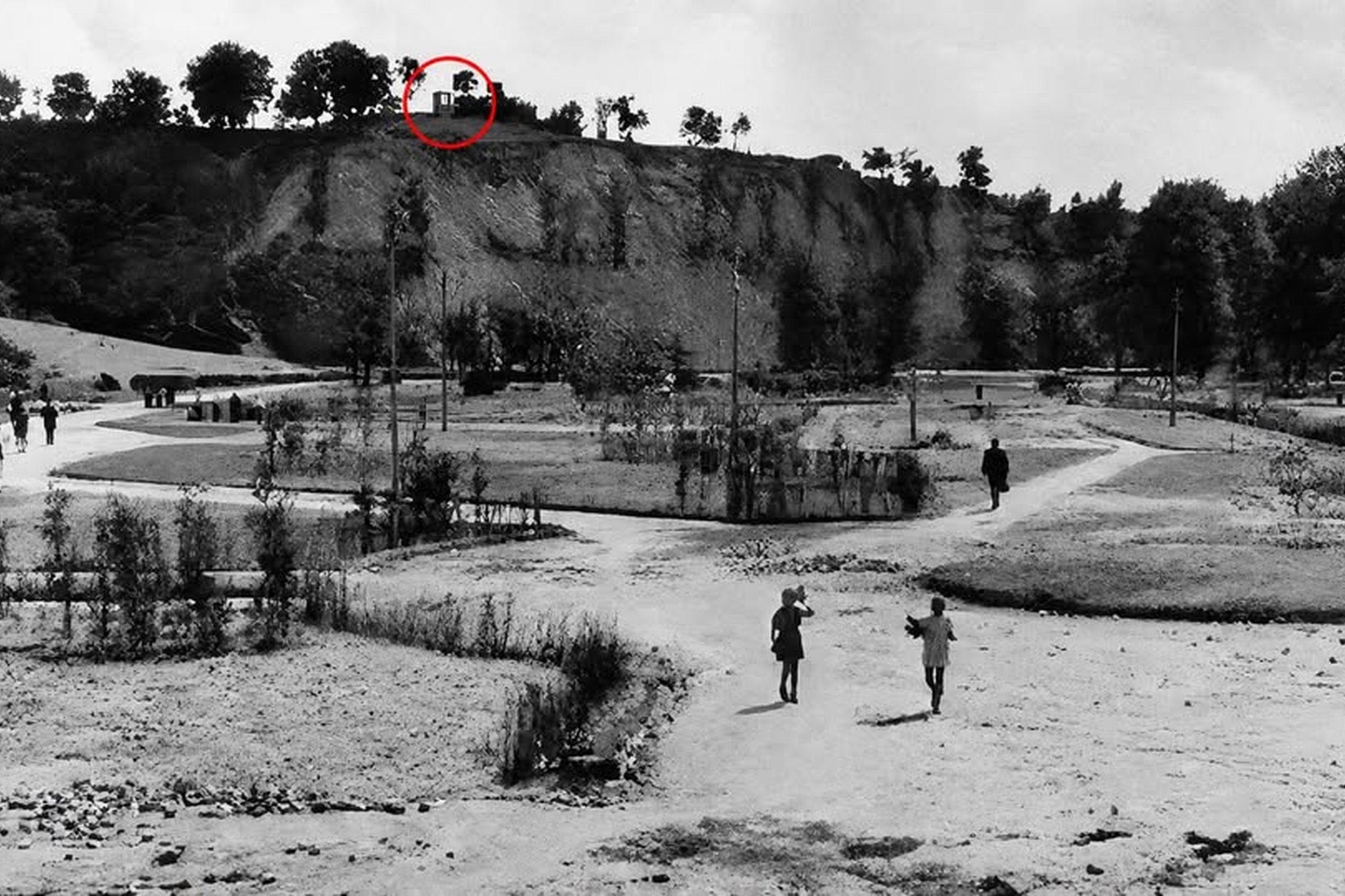 Juodai balta 1948 m. nuotrauka, kurioje pavaizduota „Jaunimo sodo“ (dabartinio Bernardinų sodo) teritorija su vaikštančiais žmonėmis ir takeliais. Fone stūkso Altanos kalnas, kurio viršūnėje raudonu apskritimu apibrėžtas Altanos bokštelis.