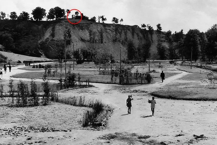 Juodai balta 1948 m. nuotrauka, kurioje pavaizduota „Jaunimo sodo“ (dabartinio Bernardinų sodo) teritorija su vaikštančiais žmonėmis ir takeliais. Fone stūkso Altanos kalnas, kurio viršūnėje raudonu apskritimu apibrėžtas Altanos bokštelis.