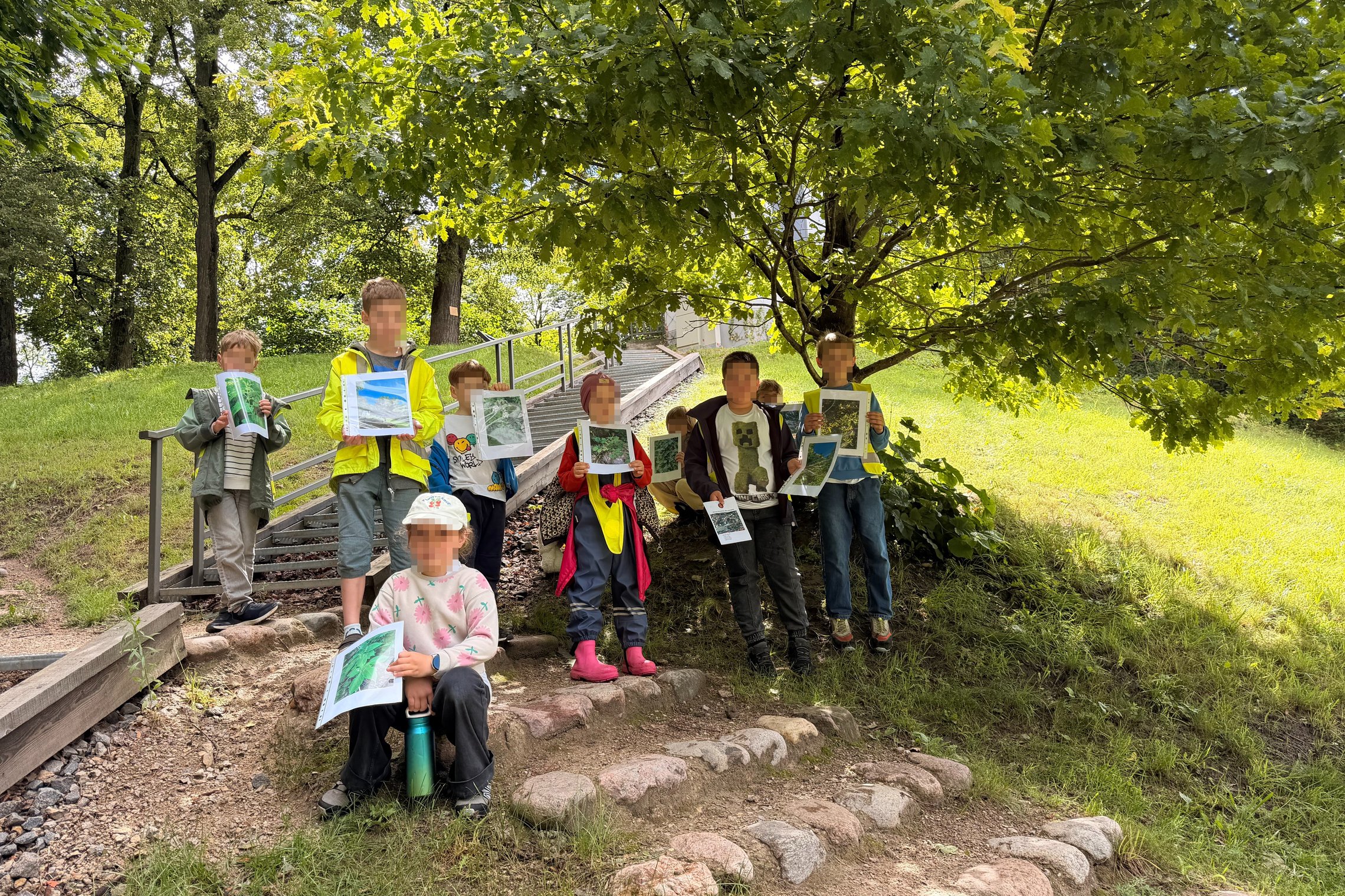 Darželio „Taškius“ 7–8 metų vaikai edukacijos „Ir maistui, ir vaistui“ metu tyrinėja gamtoje augančius vaistinius augalus, ieško gydomųjų savybių turinčių medžių, krūmų ir žolynų bei susipažįsta su senosiomis žolininkystės tradicijomis.