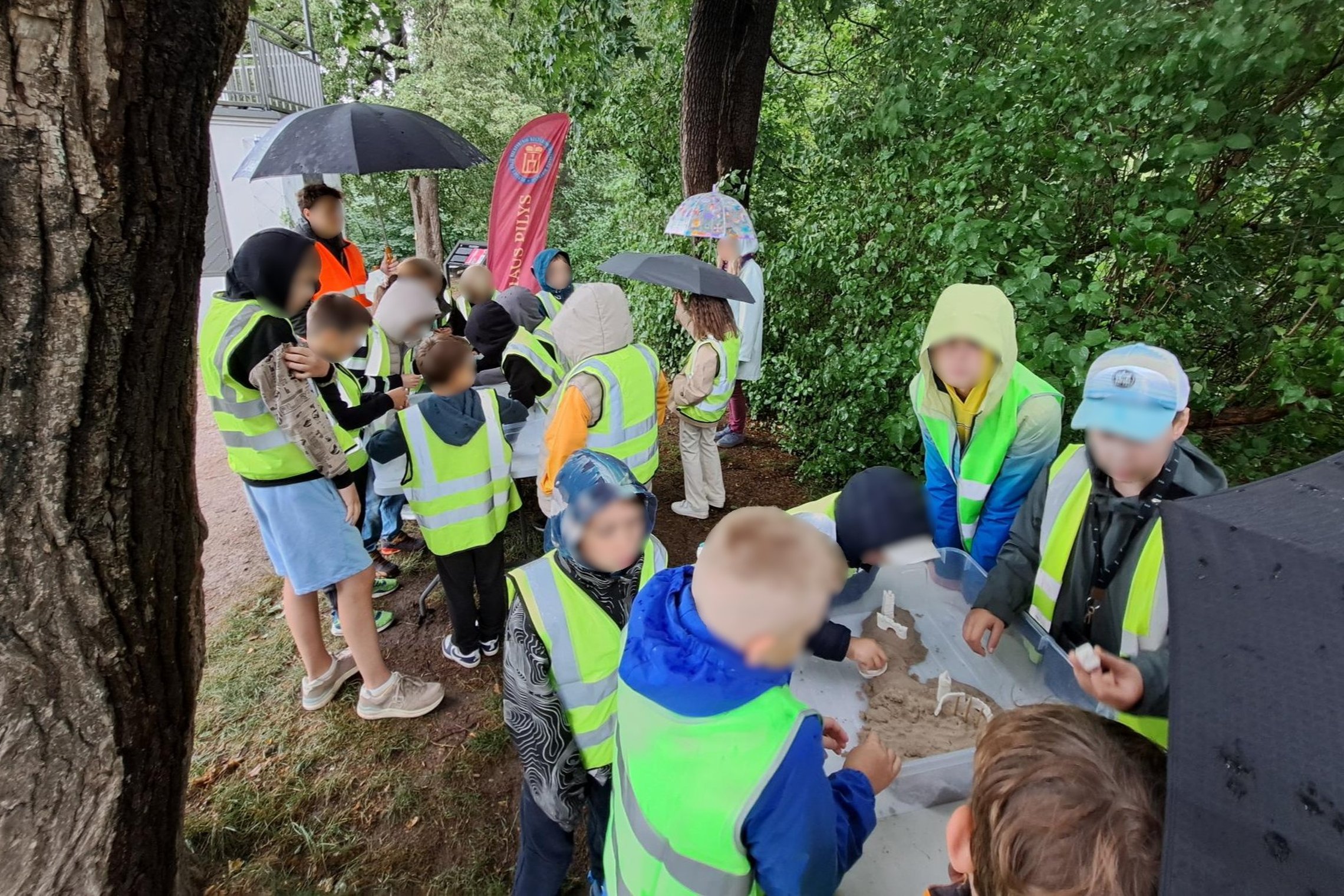 Nuotraukoje stovyklos dalyviai dalyvauja edukacijoje „Piliakalniai ir Vilniaus pilys – ant kalnų gimusi galia“