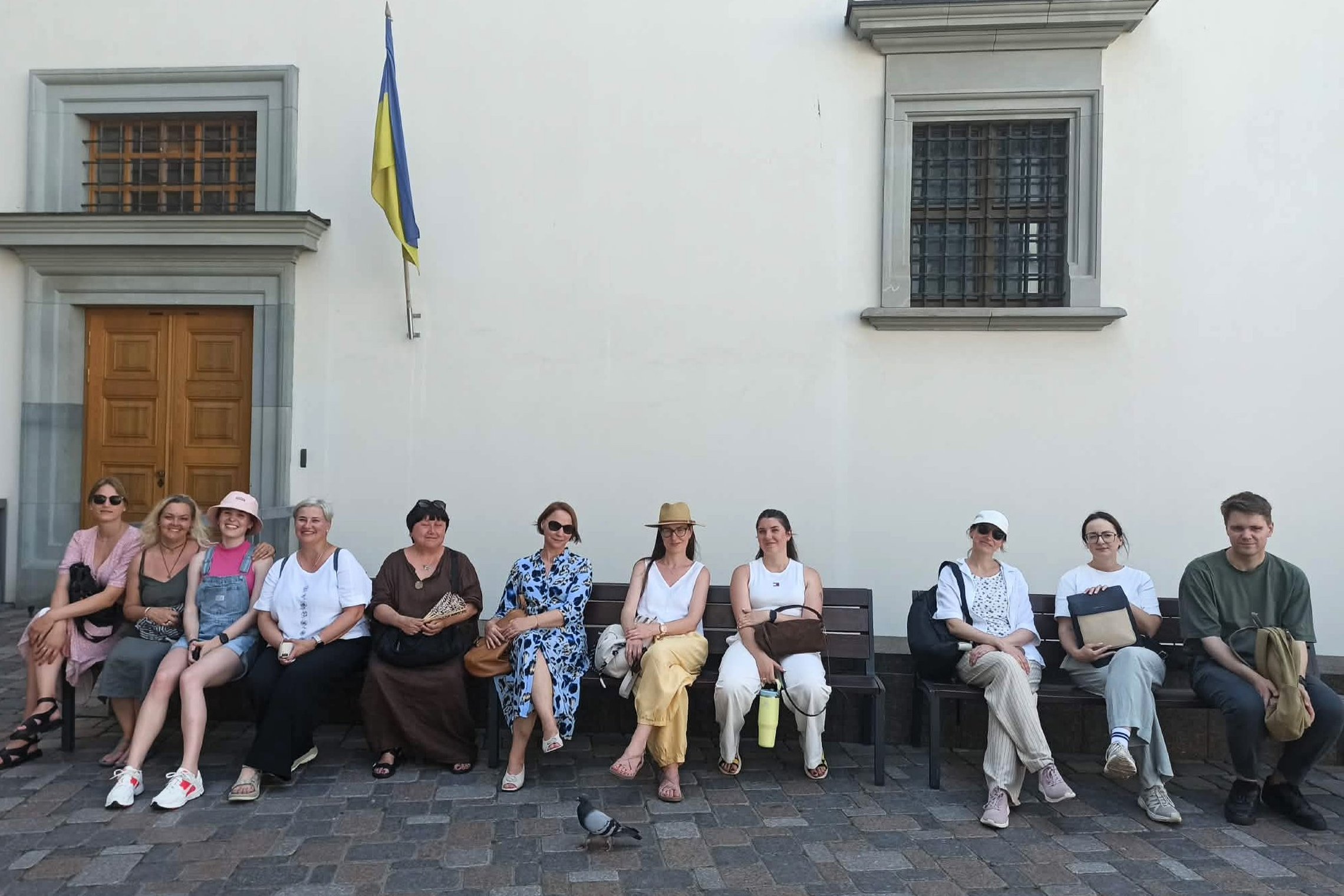 Ekskursijos „Tvanas Vilniaus pilyse“ dalyviai karštą dieną Vilniaus pilių teritorijoje, Valdovų rūmų kieme.