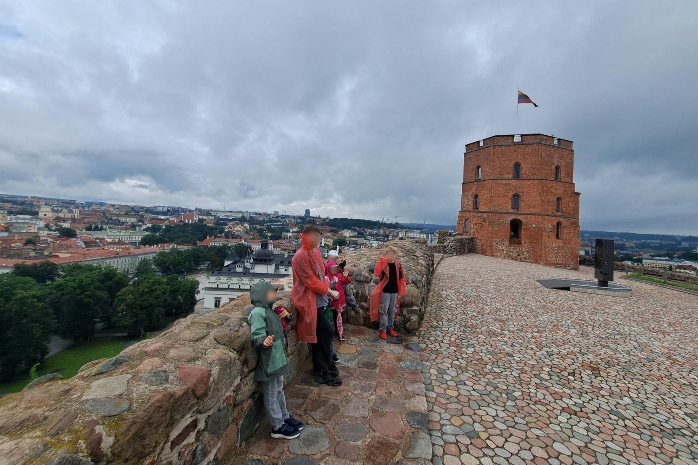 Nuotraukoje stovyklos vaikai dalyvauja edukacijoje „Gediminas ir Vilniaus trys pilys“. Jie yra Aukštutinėje pilyje.