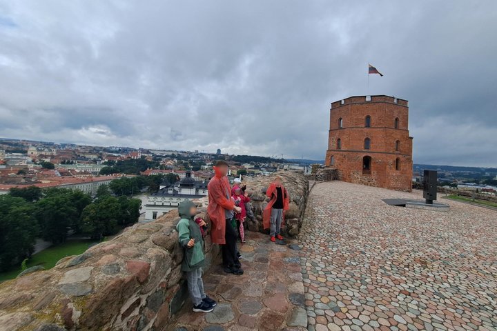 Nuotraukoje stovyklos vaikai dalyvauja edukacijoje „Gediminas ir Vilniaus trys pilys“. Jie yra Aukštutinėje pilyje.