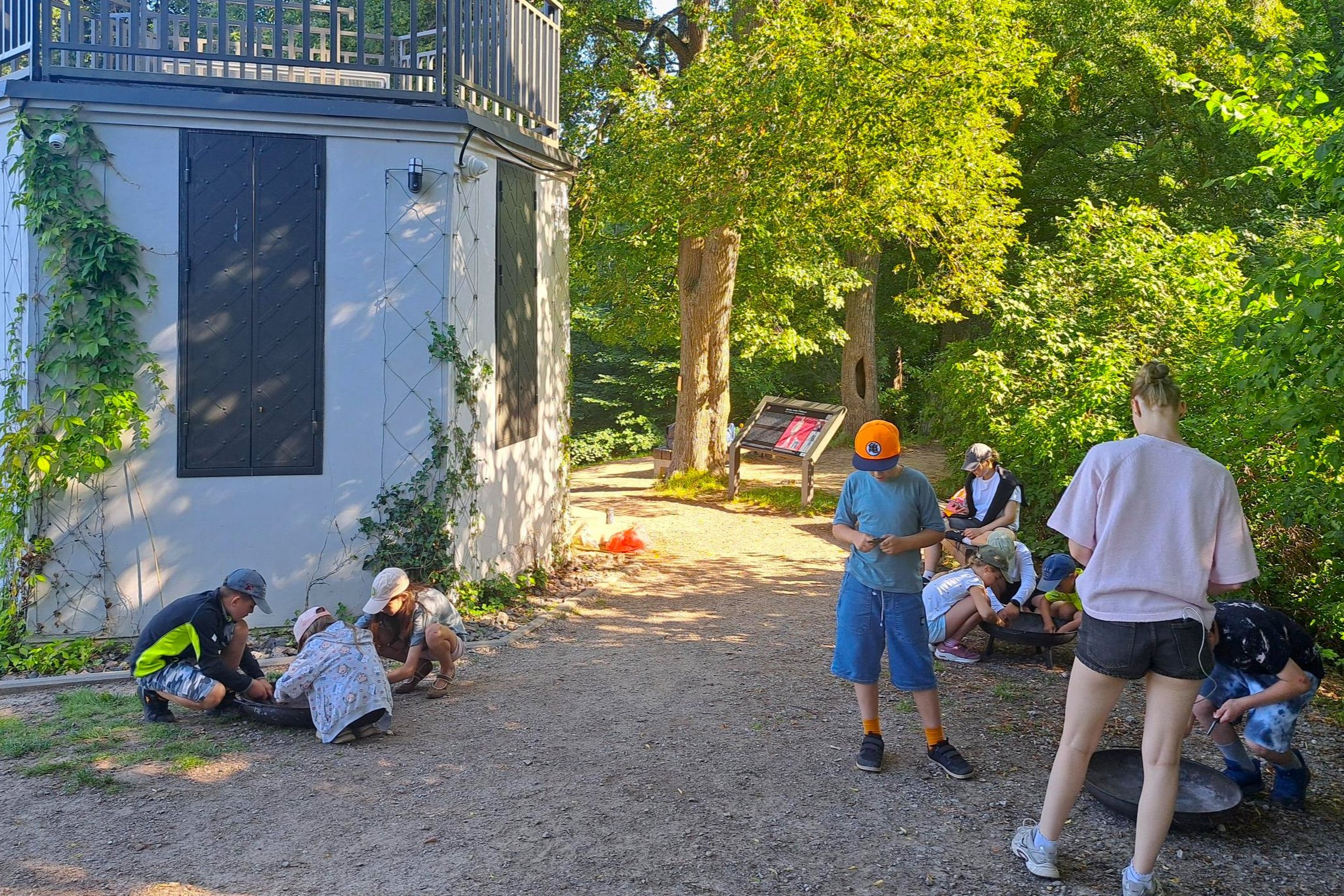 Stovyklos „Magelanai“ vaikai kartu su edukatoriumi stovi prie Altanos bokštelio Vilniaus pilių teritorijoje. Žygio metu dalyviai susipažino su vietovės istorija, o vėliau dalyvavo ugnies pažinimo edukacijoje.