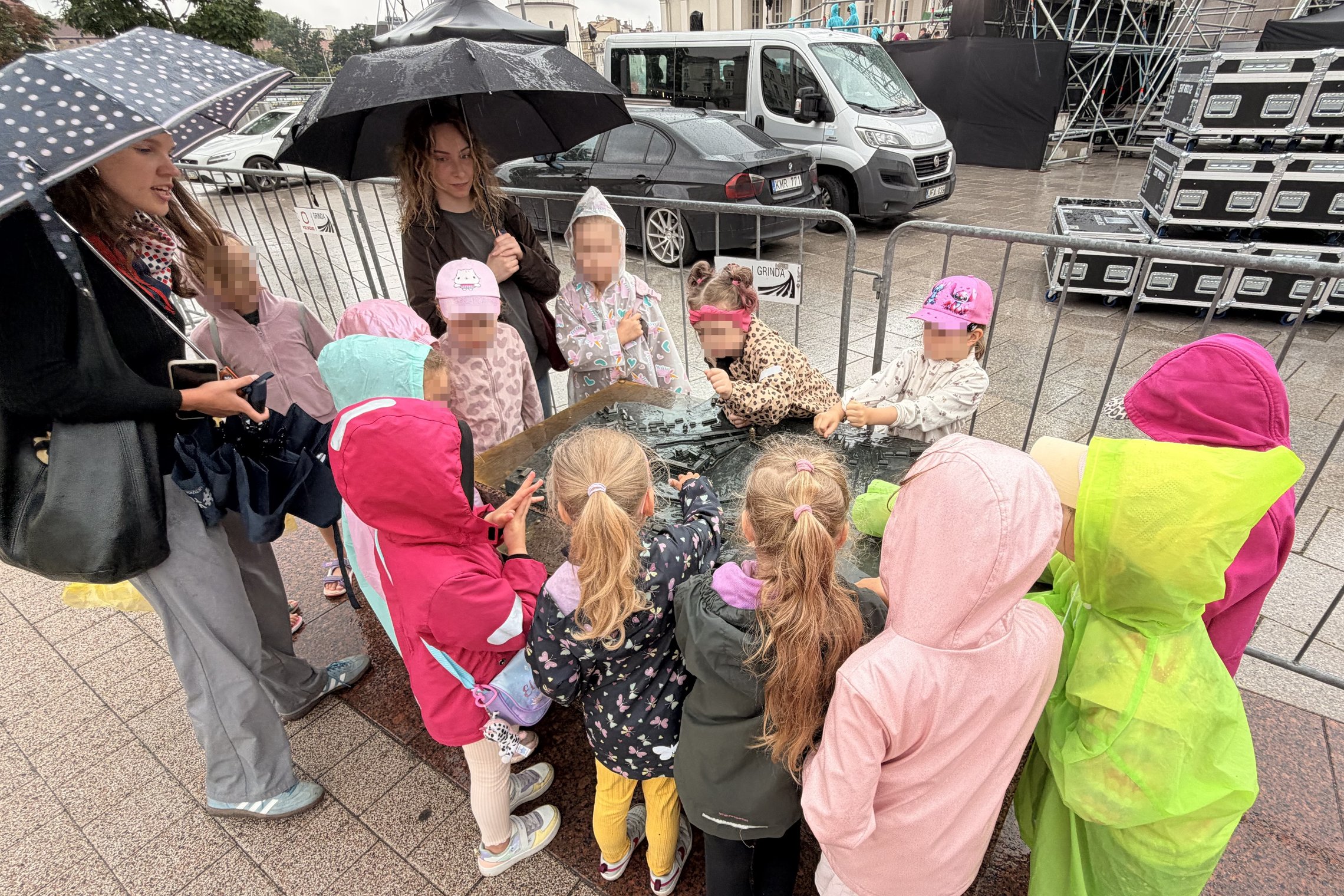 Šiuolaikinio baleto mokyklos mokiniai edukacijos „Žemutinės pilies paslaptys“ metu tyrinėja istorines Vilniaus vietas, klausosi pasakojimo apie Lietuvos didžiuosius kunigaikščius ir ieško archeologinių bei istorinių Žemutinės pilies pėdsakų miesto erdvėje