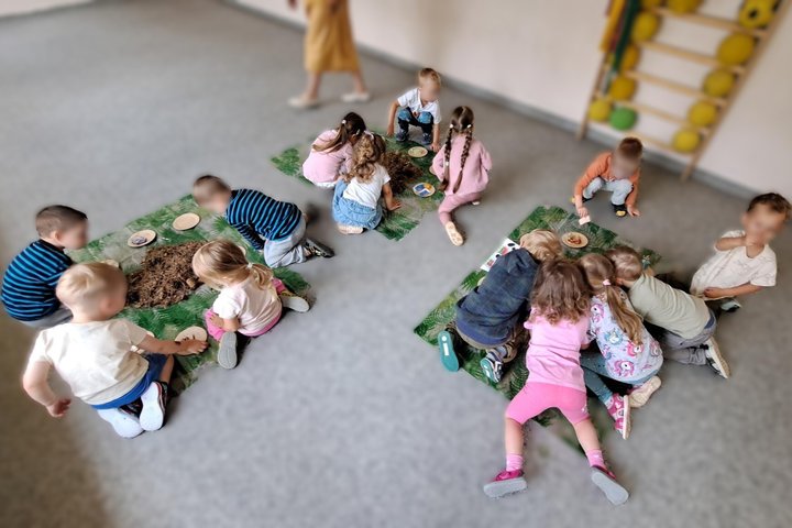 Nuotraukoje vaikai dalyvauja edukacijoje „Kasinėjant istoriją – skaitant žemės knygas“.