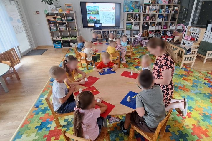 Nuotraukoje Vilniaus darželio „Vaikų kiemelis“ vaikai dalyvauja edukacijoje „Lipdyk ir pasakok istoriją: dinastija tavo rankose“.