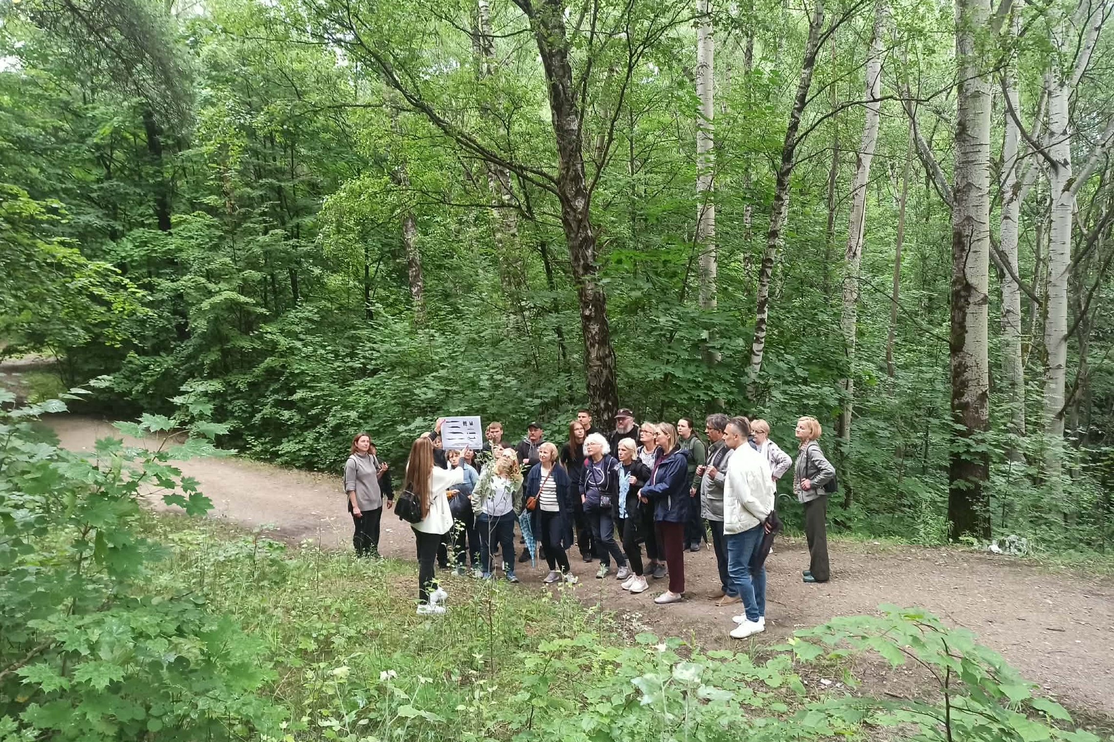 Nuotraukoje ekskursijos dalyviai stovi archeologinių tyrimų vietoje. Ekskursiją „Pamatyti nematomą: Kreivosios pilies archeologija“. 