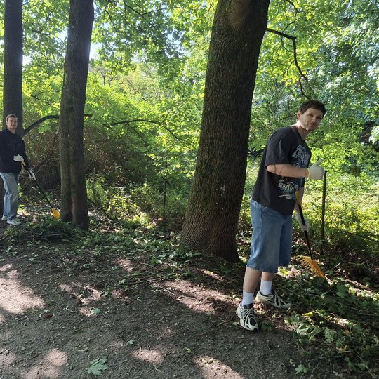 Du savanoriai tvarko po audros nulūžusias šakas Vilniaus pilių teritorijoje prie Gedimino kapo kalno.