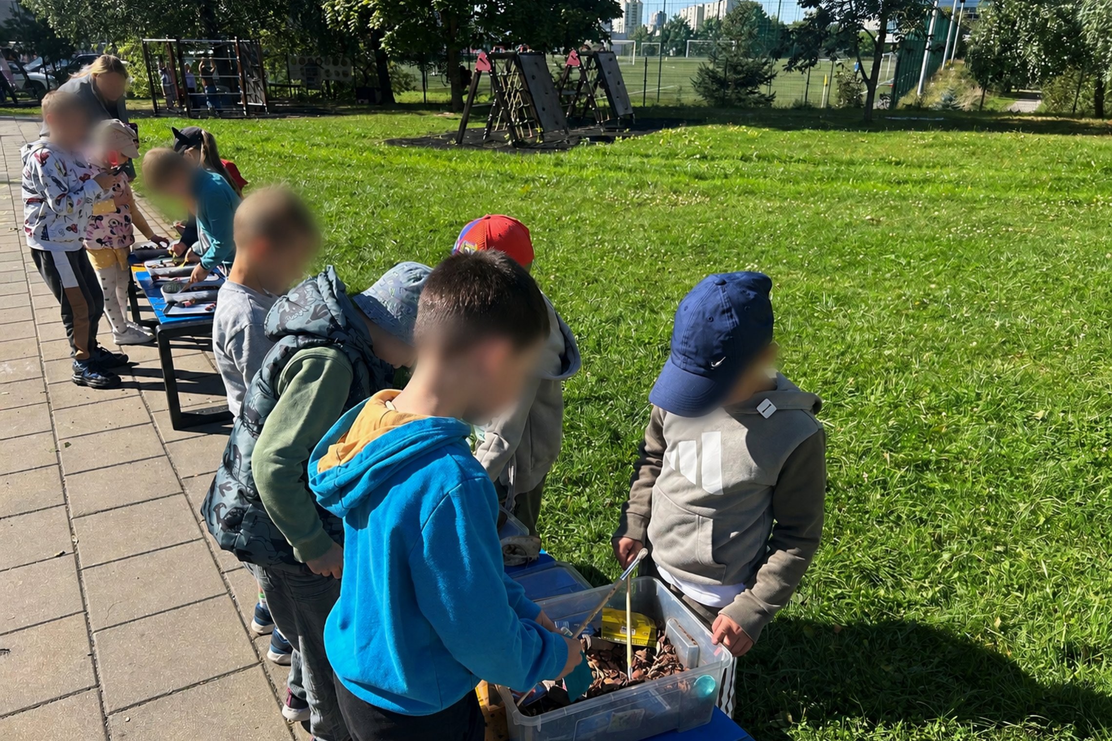 Vaikai lauko edukacijoje tyrinėja archeologinius radinius ir, naudodamiesi įrankiais, mokosi archeologinio kasinėjimo pagrindų.