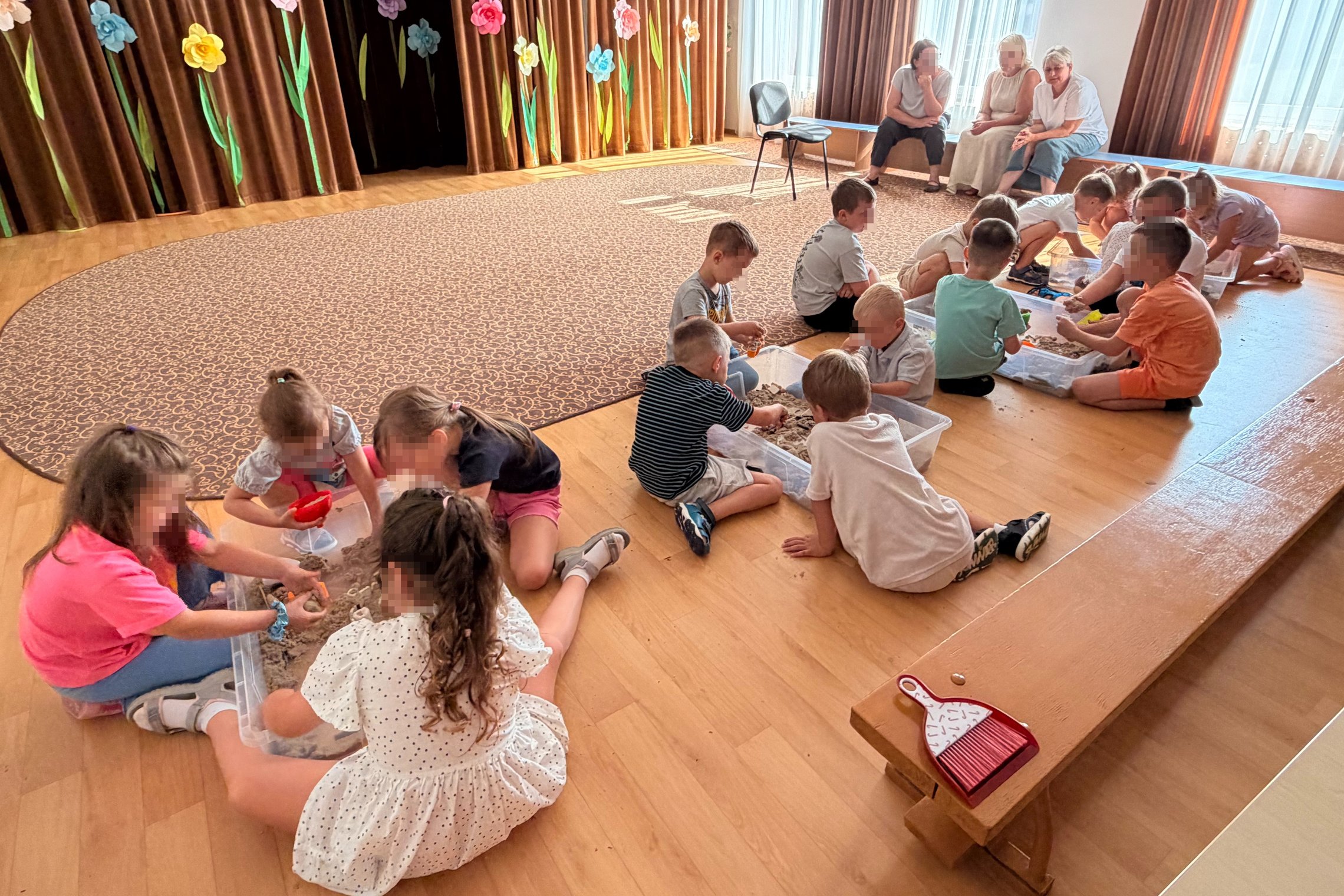 Marijampolio lopšelio-darželio vaikai dalyvauja edukacijoje apie Lietuvos piliakalnius ir Vilniaus pilis. Ugdytiniai klausosi pasakojimo, apžiūri edukacines priemones ir susipažįsta su Lietuvos istoriniu bei kultūriniu paveldu.