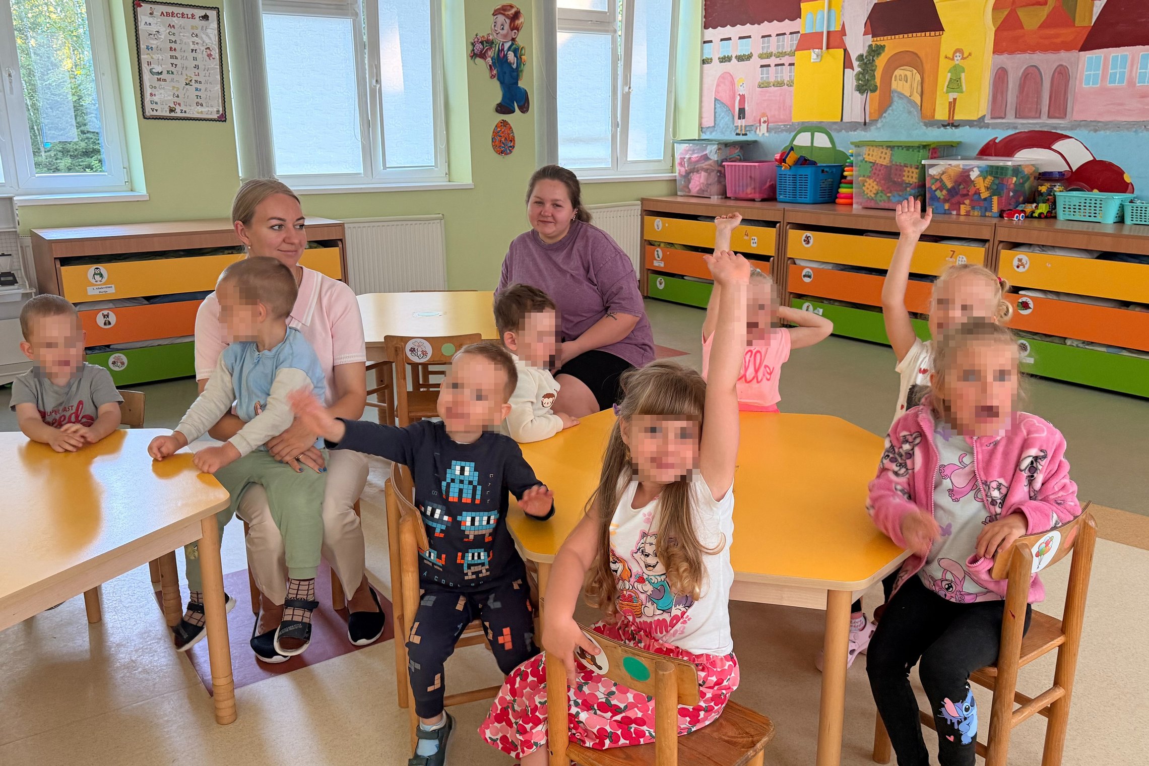 Turgelių „Aistuvos“ gimnazijos darželinukai iš grupių „Gudručiai“ ir „Smalsučiai“ dalyvauja edukacijoje „Kasinėjant istoriją – skaitant žemės knygas“, susipažįsta su archeologų darbu, tyrinėja radinius ir praktiškai mokosi pažinti istoriją.
