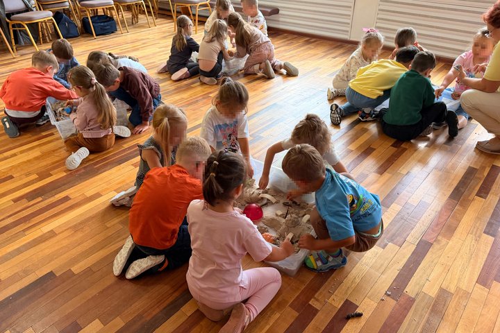 Vilniaus darželio-mokyklos „Vilija“ ugdytiniai edukacijos „Piliakalniai ir Vilniaus pilys – ant kalnų gimusi galia“ metu klausosi pasakojimo apie Vilniaus pilių istoriją, susipažįsta su piliakalnių reikšme ir dalyvauja pažintinėje veikloje.