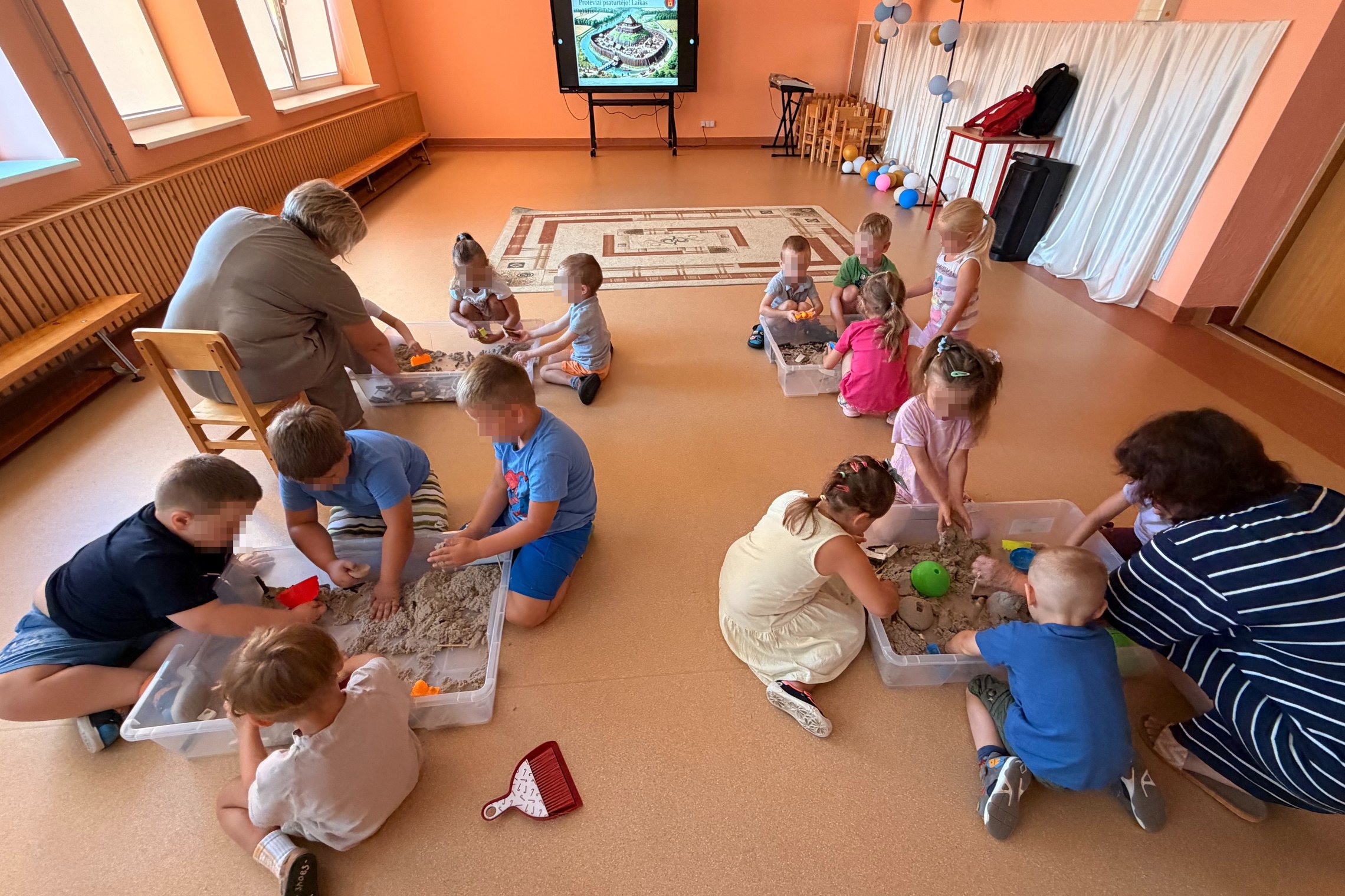 Valčiūnų lopšelio-darželio „Drugelių“, „Bitučių“ ir „Žiogelių“ grupių vaikai dalyvauja edukacijoje „Piliakalniai ir Vilniaus pilys – ant kalnų gimusi galia“, klausosi pasakojimo apie Lietuvos piliakalnius ir Vilniaus pilis bei įsitraukia į pažintines isto