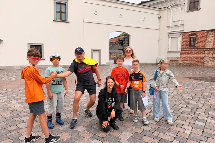 Vaikai ir tėvai dalyvauja istoriniame vaidmenų žaidime apie Gediminaičių laikus.