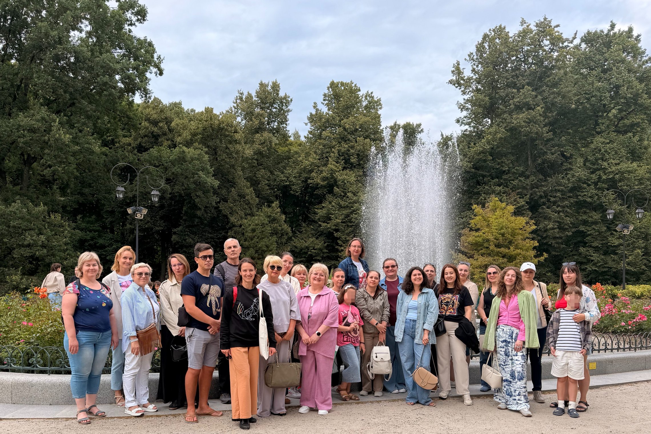 Lietuvos Raudonojo Kryžiaus savanoriai dalyvauja ekskursijoje po Vilniaus pilių parkus ir sodus. Grupė vaikšto žaliose erdvėse, klausosi gido pasakojimų apie Bonos Sforcos sodelį, istorinius sodus ir Sereikiškių parką. Ekskursijos dalyviai susipažįsta su