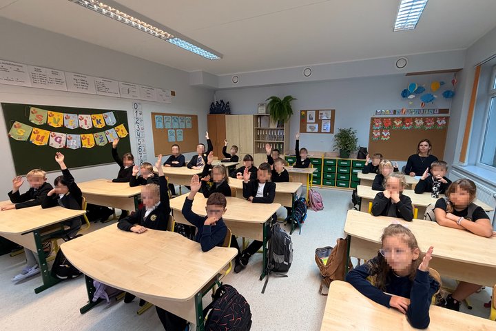 Rudaminos Ryto gimnazijos mokiniai edukacijos „Piliakalniai ir Vilniaus pilys – ant kalnų gimusi galia“ metu klausosi pasakojimo apie Lietuvos piliakalnius ir Vilniaus pilis, dalyvauja edukacinėse veiklose bei susipažįsta su Lietuvos istoriniu paveldu.