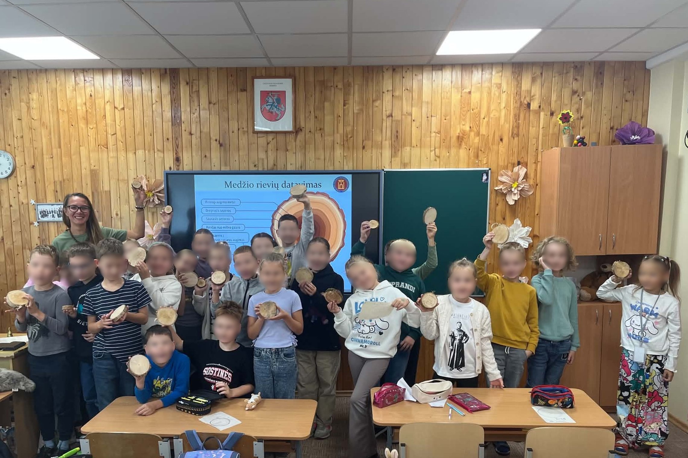 Nuotraukoje mokiniai ir edukatorė, po edukacijos „Dendrochronologija Vilniaus pilyse“.