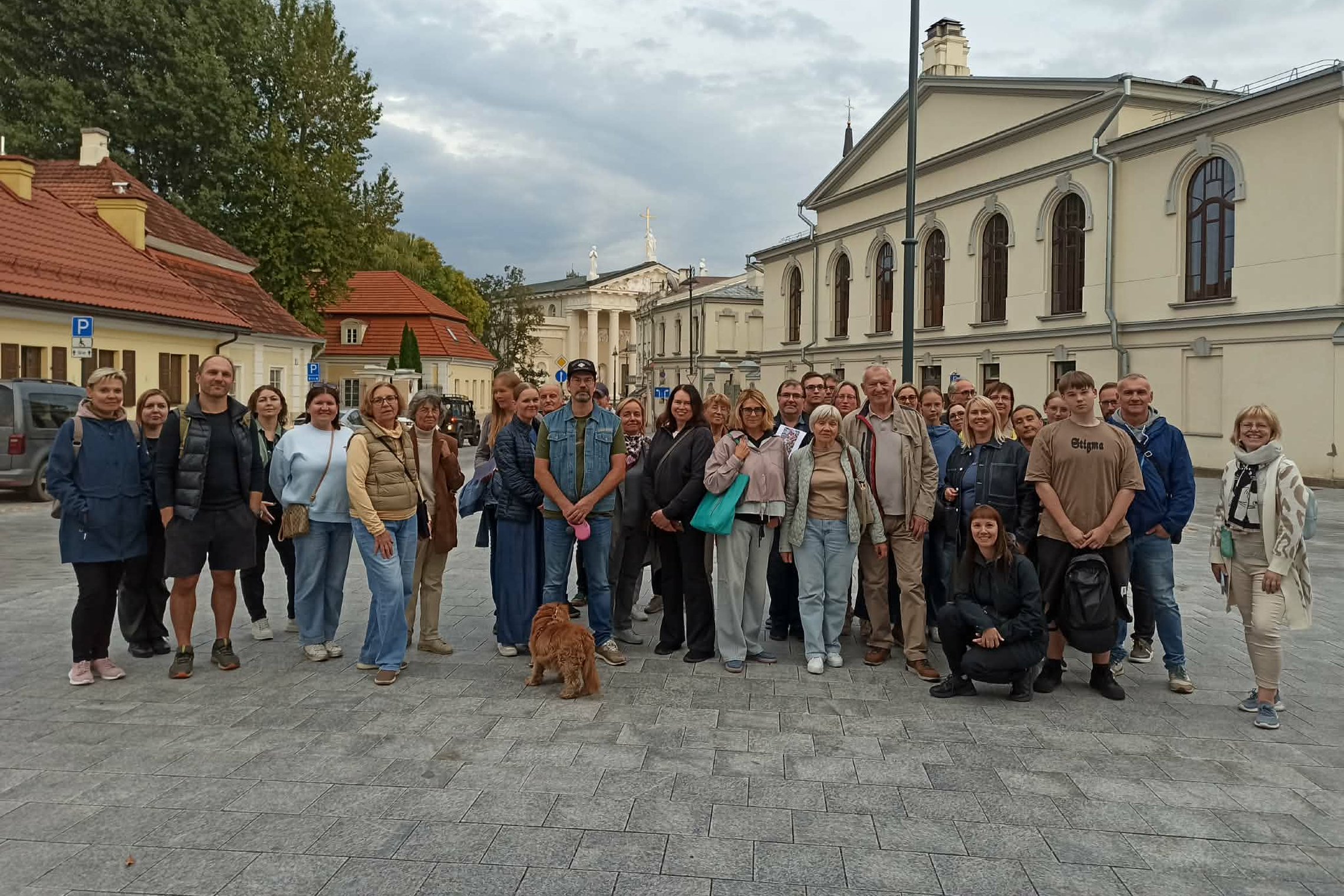 Atviros ekskursijos „Vilniaus pilių arsenalai: tvirtovės kapitalai“ dalyvių grupė Tilto gatvėje, kuri kažkada priklausė Vilniaus pilių teritorijojai.