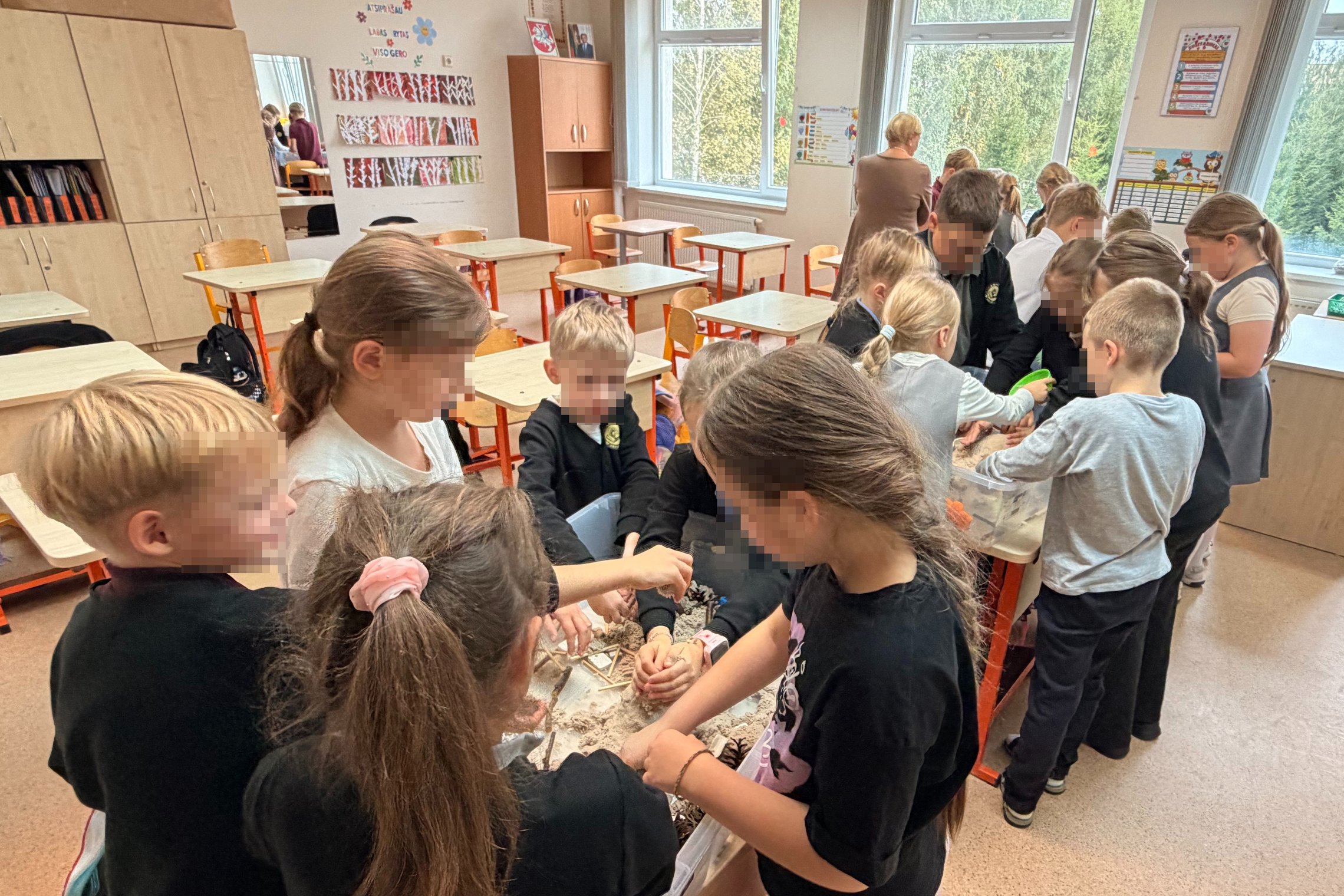 Rudaminos Ryto gimnazijos pradinukai edukacijos „Piliakalniai ir Vilniaus pilys – ant kalnų gimusi galia“ metu klausosi pasakojimo apie Lietuvos piliakalnius ir Vilniaus pilis, dalyvauja pažintinėse veiklose bei tyrinėja Lietuvos istorijos paveldą.