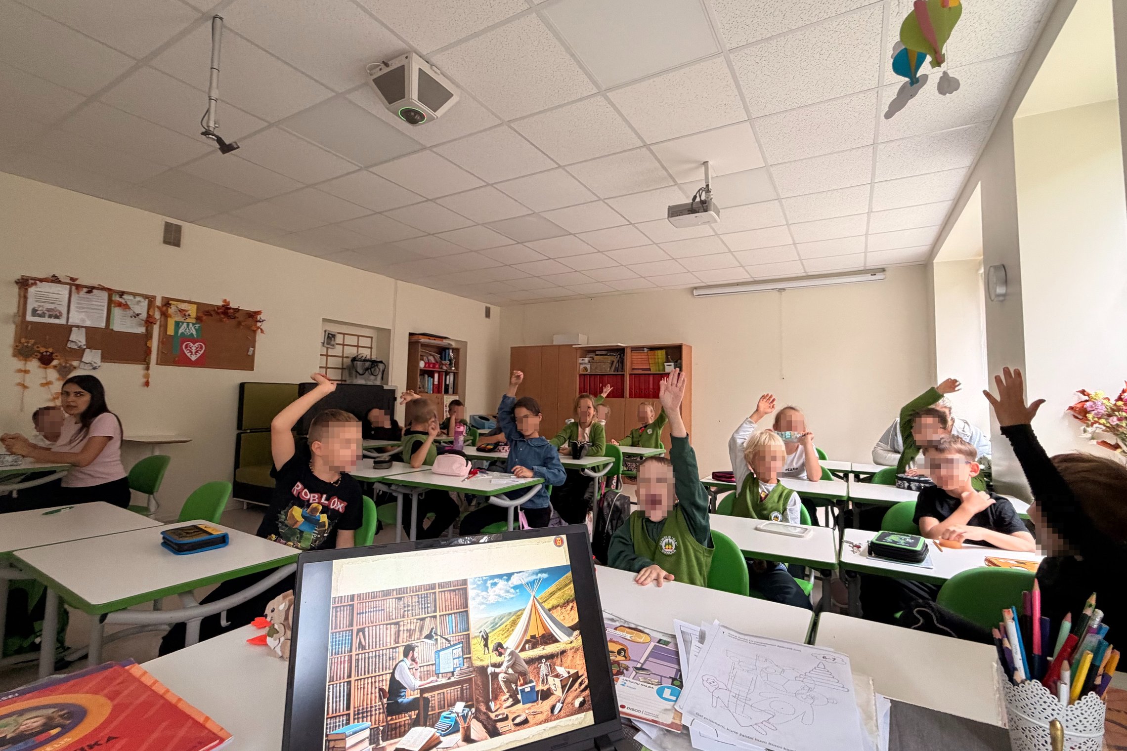 Juodšilių Šilo gimnazijos pirmokai ir antrokai dalyvauja edukacijoje „Kasinėjant istoriją – skaitant žemės knygas“, susipažįsta su archeologų darbu, tyrinėja istorinius radinius ir aktyviai atlieka edukacines užduotis. Mokiniai smalsiai klausosi pasakojim