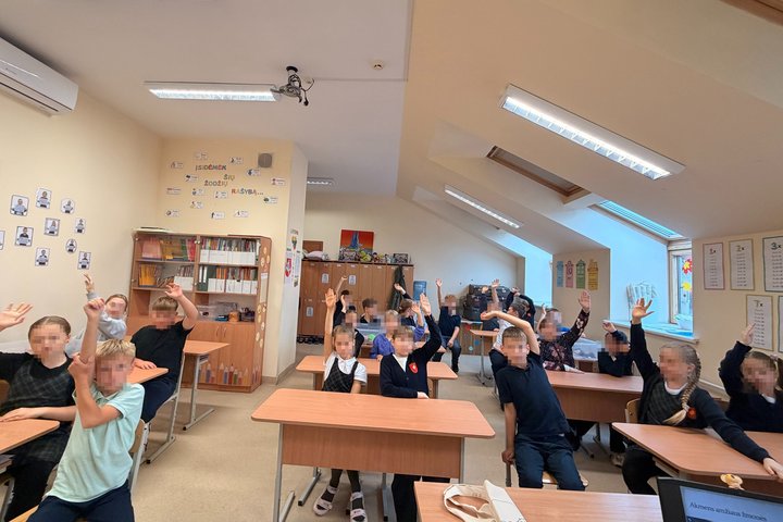 Lentvario pradinės mokyklos mokiniai edukacijos „Piliakalniai ir Vilniaus pilys – ant kalnų gimusi galia“ metu klausosi pasakojimo apie piliakalnius ir Vilniaus pilis, susipažįsta su Lietuvos istorija bei dalyvauja edukacinėse veiklose.