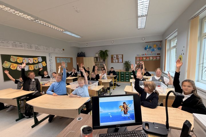 Rudaminos Ryto gimnazijos mokiniai edukacijos „Piliakalniai ir Vilniaus pilys – ant kalnų gimusi galia“ metu klausosi pasakojimo apie Vilniaus pilis, tyrinėja istorinius objektus ir susipažįsta su Lietuvos valstybės ištakomis.
