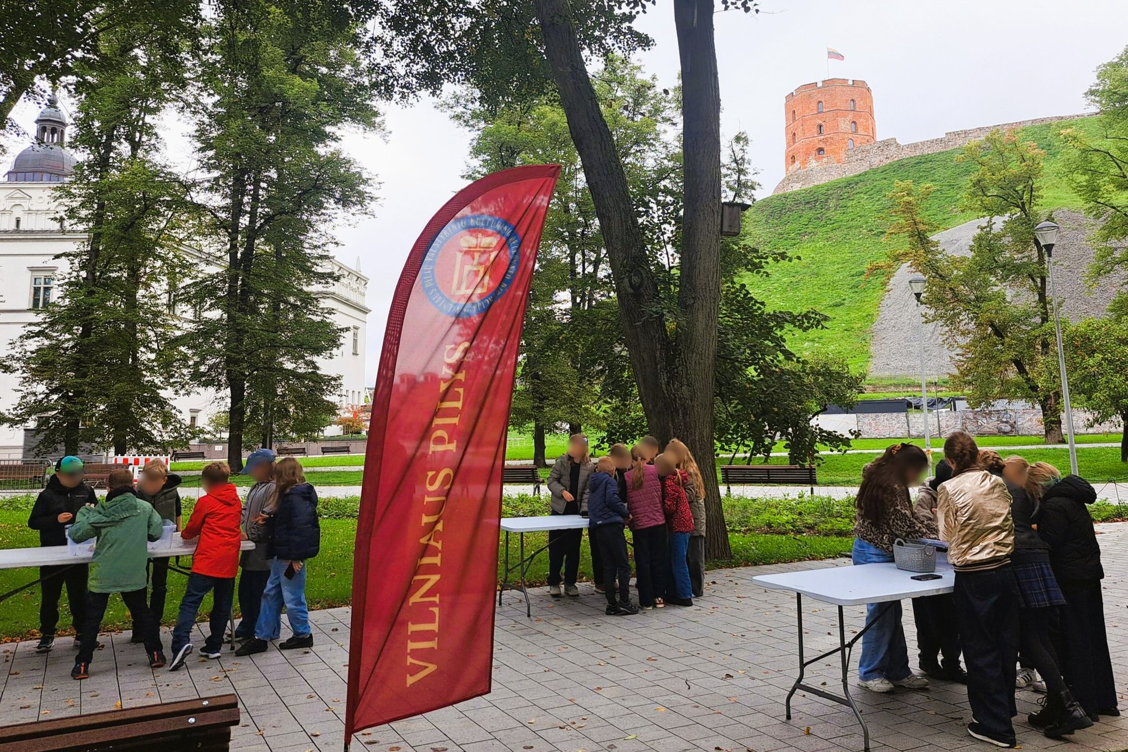 Nuotraukoje mokiniai dalyvauja edukacinėje pamokoje „Piliakalniai ir Vilniaus pilys – ant kalnų gimusi galia“ 