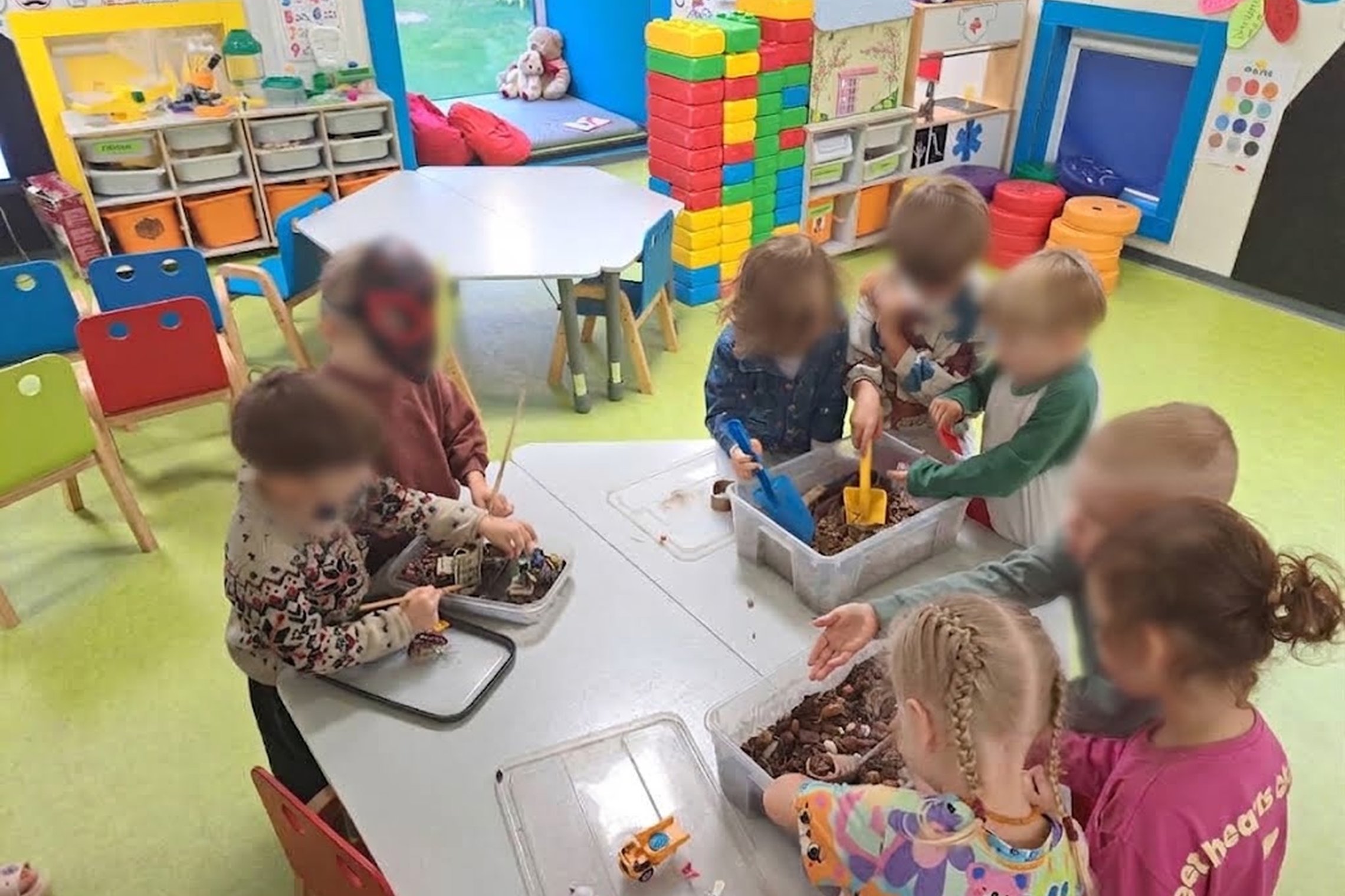 Mažieji archeologai darželyje „Gintarėlis“ aktyviai dalyvauja edukacijoje ir dežėse su žemėmis ieško archiologinių radinių.