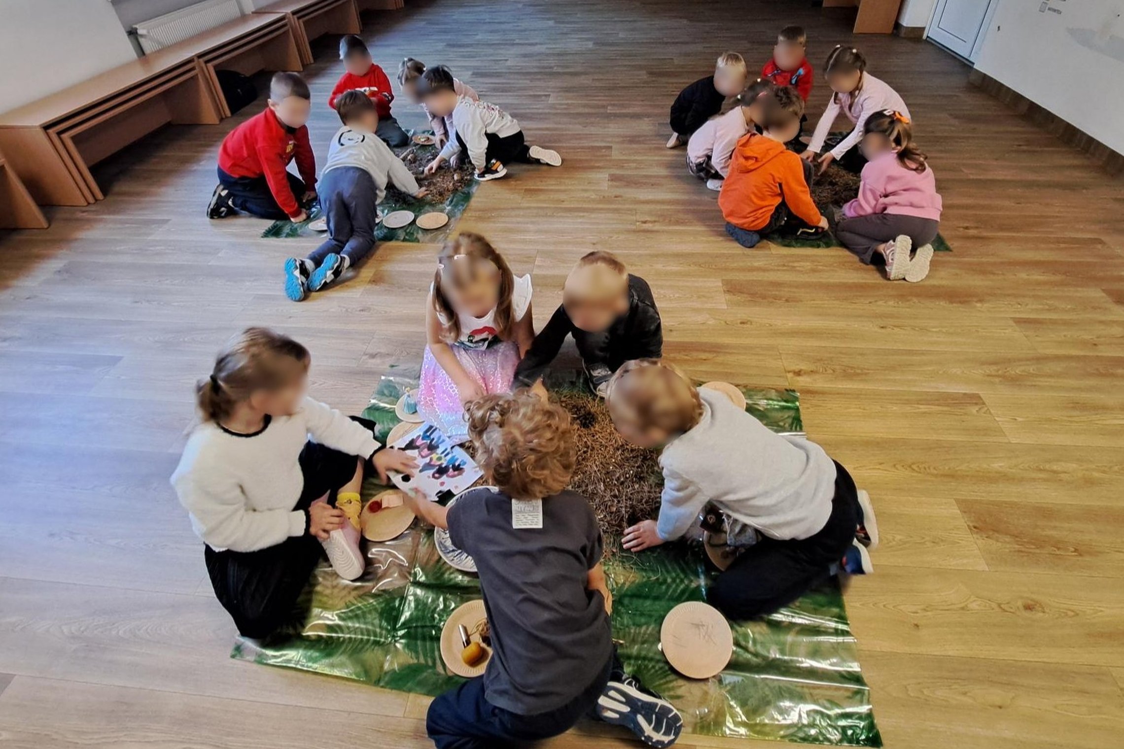 Nuotraukoje vaikai dalyvauja edukacijoje „Kasinėjant istoriją – skaitant žemės knygas“