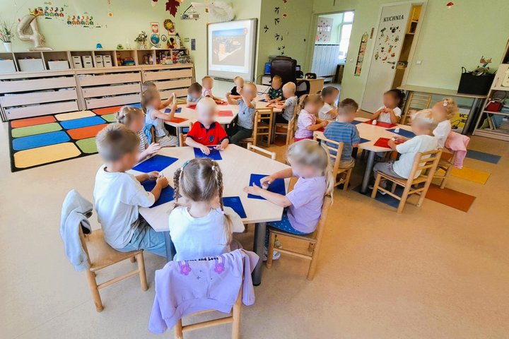 Nuotraukoje darželinukai dalyvauja edukacijoje „Lipdyk ir pasakok istoriją: dinastija tavo rankose“.