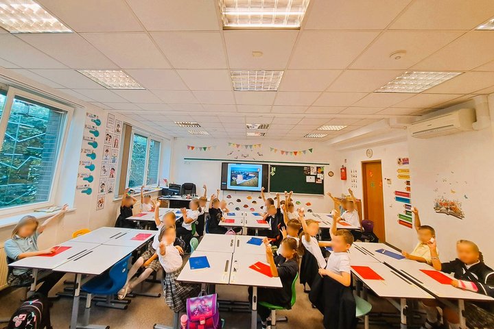 Nuotraukoje mokiniai klasėje. Jie dalyvauja edukacijoje „Lipdyk ir pasakok istoriją: dinastija tavo rankose“.