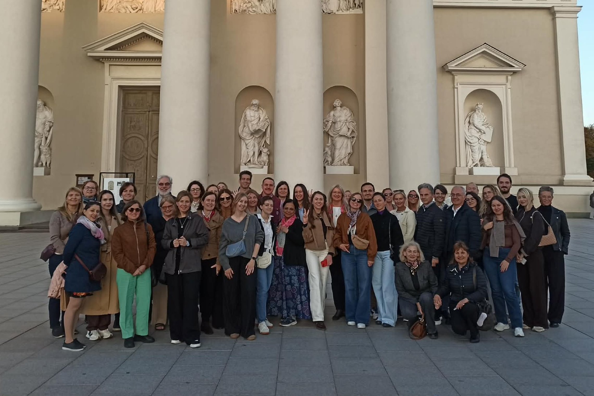 Tarptautinės endokrinologų konferencijos dalyviai šeštadienio vakaro ekskursijoje po Vilniaus pilių teritoriją.