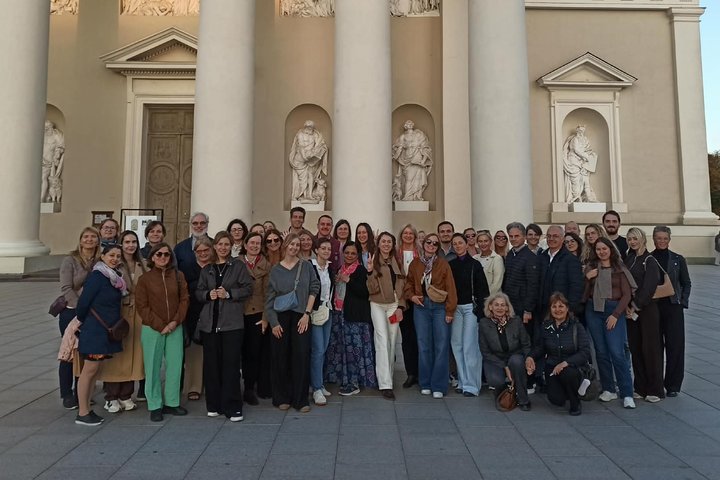 Tarptautinės endokrinologų konferencijos dalyviai šeštadienio vakaro ekskursijoje po Vilniaus pilių teritoriją.