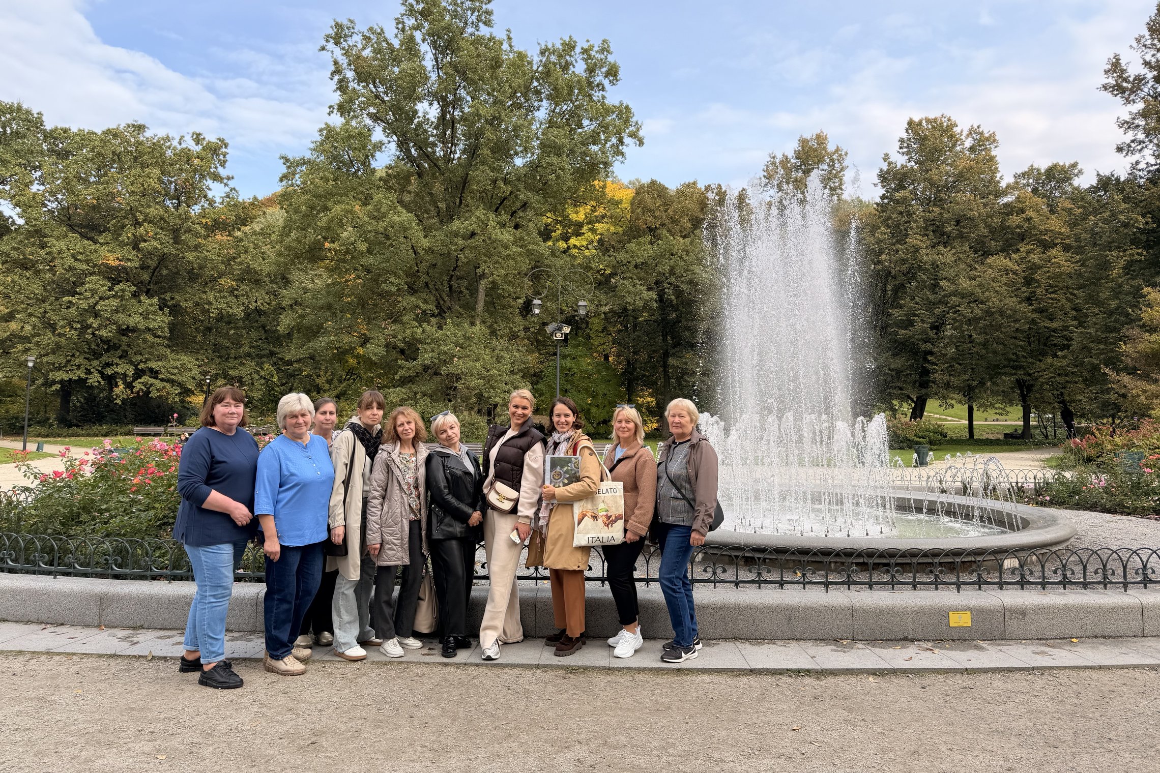 Šalčininkų rajono sutrikusio intelekto žmonių dienos užimtumo centro dalyviai ekskursijos „Vyšnios kaip apelsinai: Vilniaus pilių parkai ir sodai“ metu klausosi gido pasakojimo ir vaikšto po istorines Vilniaus pilių parko erdves gražią rudens dieną.