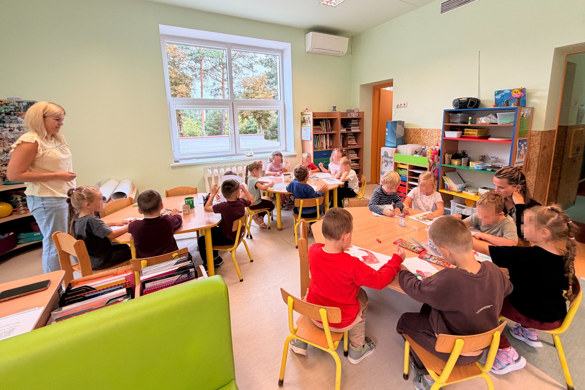 Rudaminos lopšelio-darželio „Ąžuoliukas“ ugdytiniai edukacijos „Pažink Lietuvos valstybės simbolius – sukurk šeimos herbą“ metu susipažįsta su Lietuvos valstybės simboliais ir kuria spalvingus savo šeimos herbus.