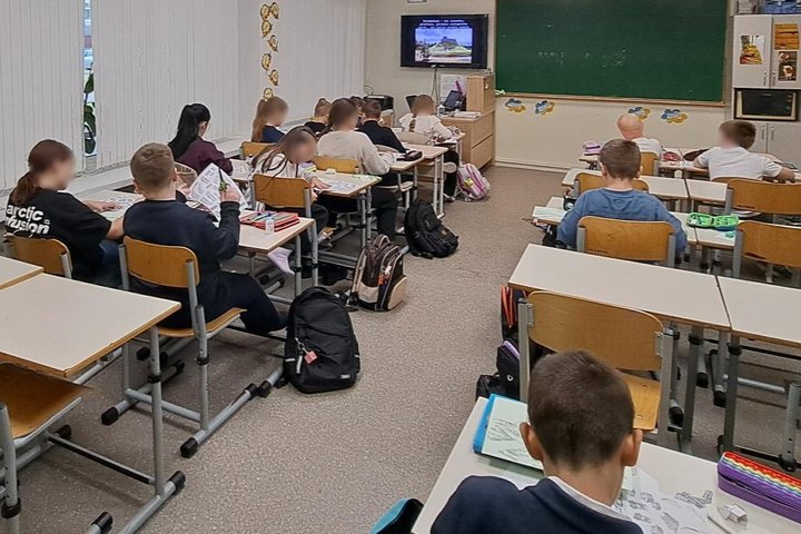 Nuotraukoje mokiniai dalyvauja edukacijoje „Piliakalniai ir Vilniaus pilys – ant kalnų gimusi galia“.