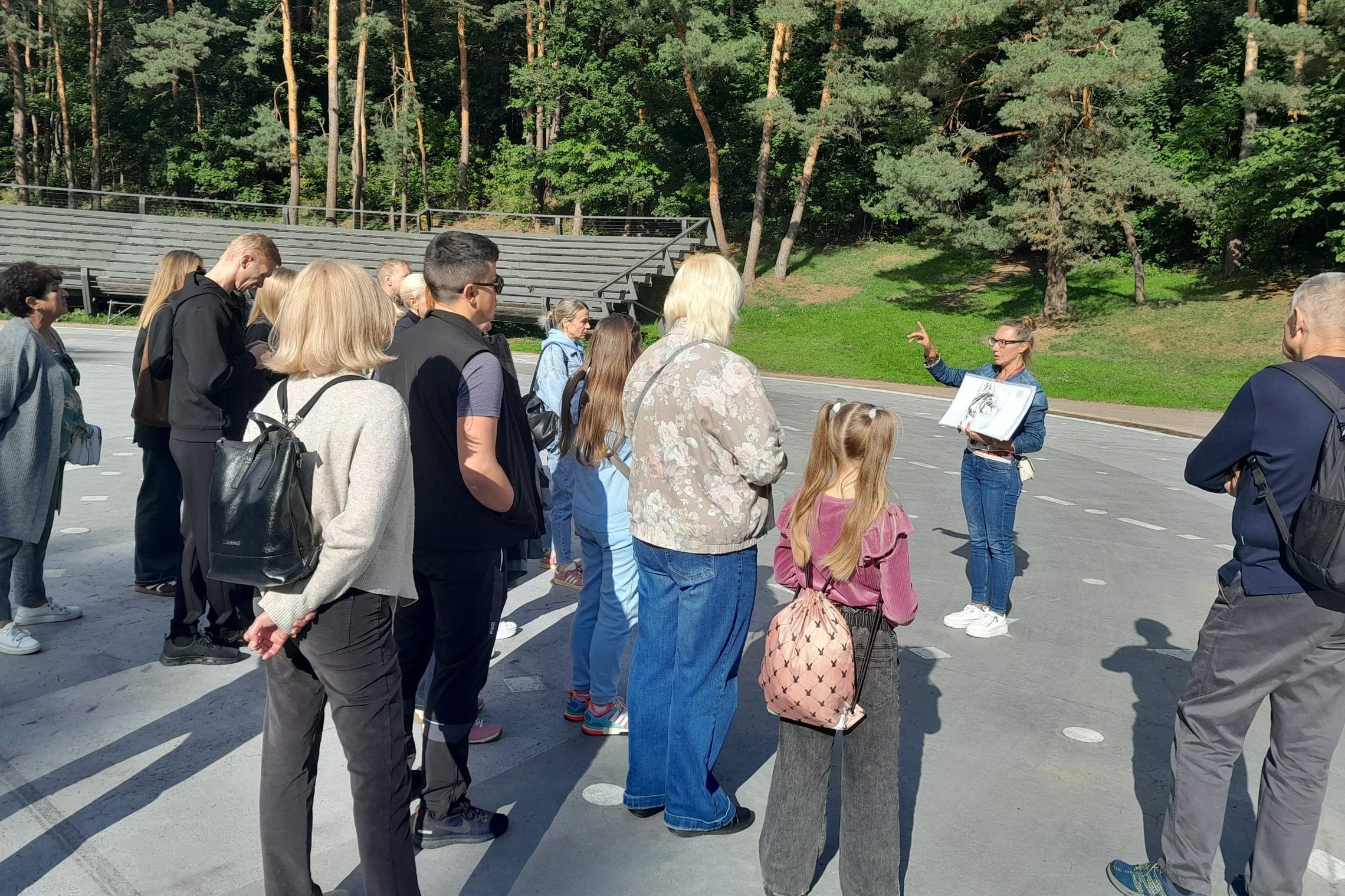 Nuotraukoje žmonės dalyvauja ekskursijoje „Pamatyti nematomą: Kreivosios pilies archeologija“